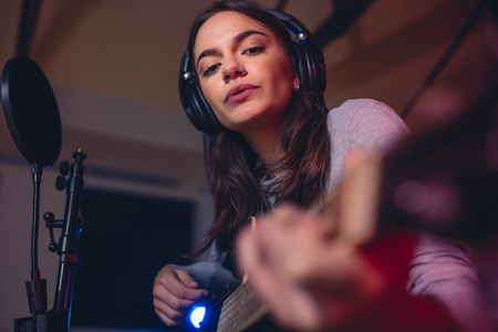 Musiker besorgt es seiner Frau im Tonstudio Musiker besorgt es seiner Frau im Tonstudio